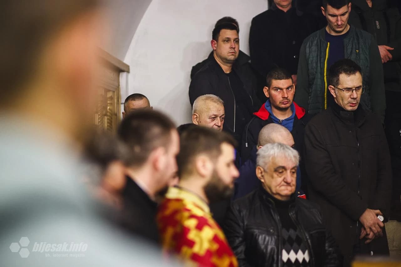 Mostar: Pravoslavni vjernici zapalili Badnjak i time obilježili početak proslave Badnje večer