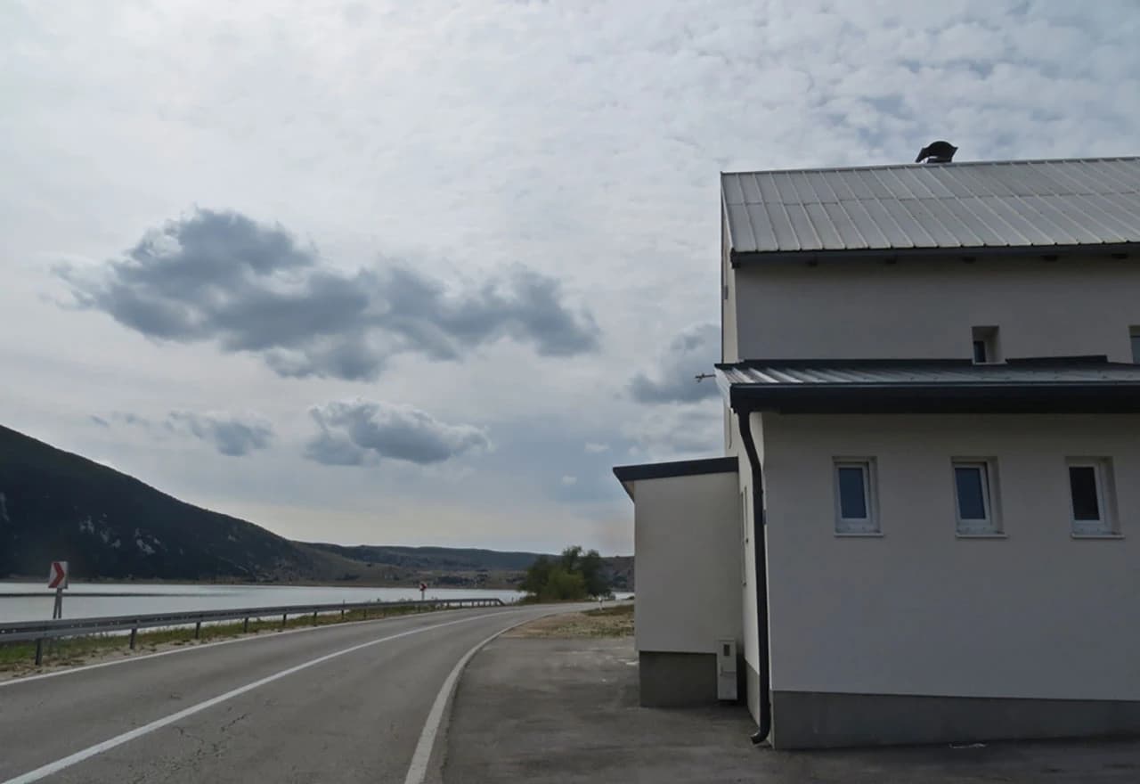 Preuređenje otvora pomoćne prostorije u Planinarskom domu Blidinje