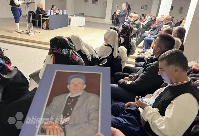 Knjiga Jurine beside