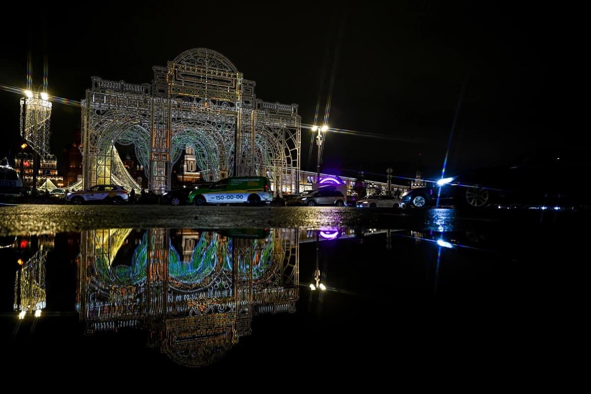 Glavni grad Rusije Moskva već je pod raznobojnim svjetlima