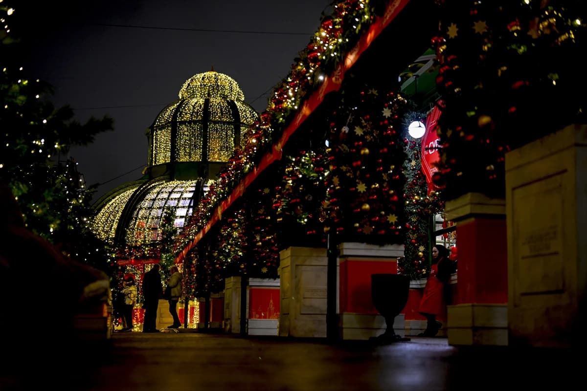 Glavni grad Rusije Moskva već je pod raznobojnim svjetlima