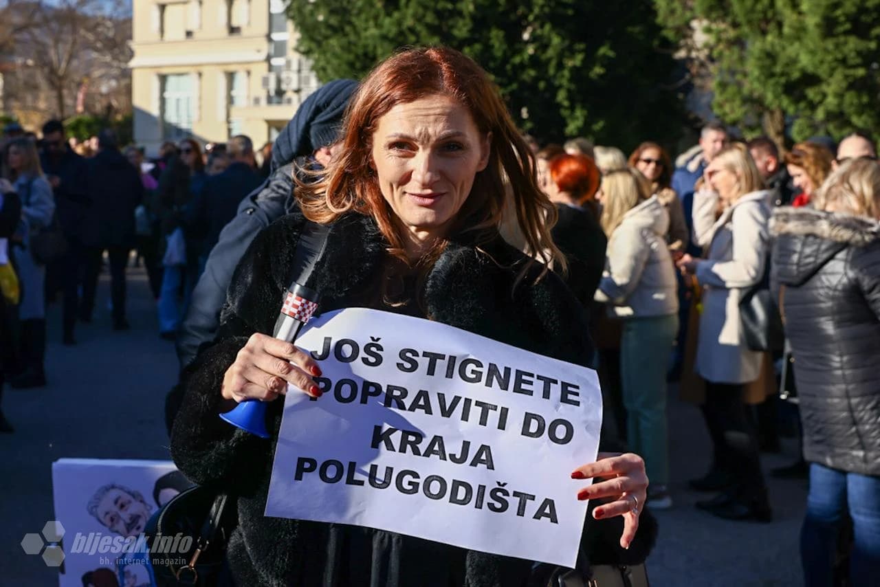 Sindikati obrazovanja u HNŽ-u organizirali su u Mostaru prosvjednu šetnju