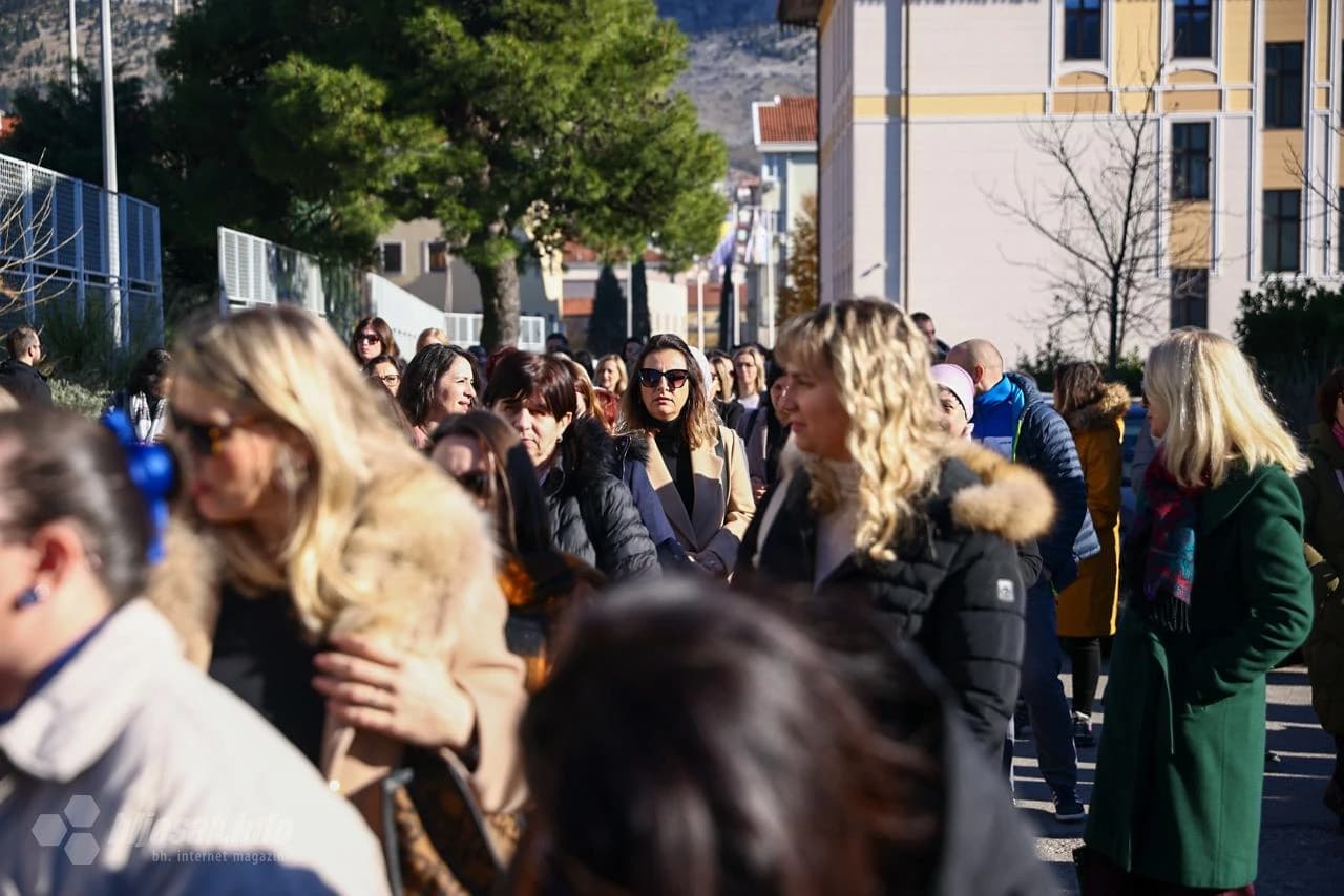 Sindikati obrazovanja u HNŽ-u organizirali su u Mostaru prosvjednu šetnju