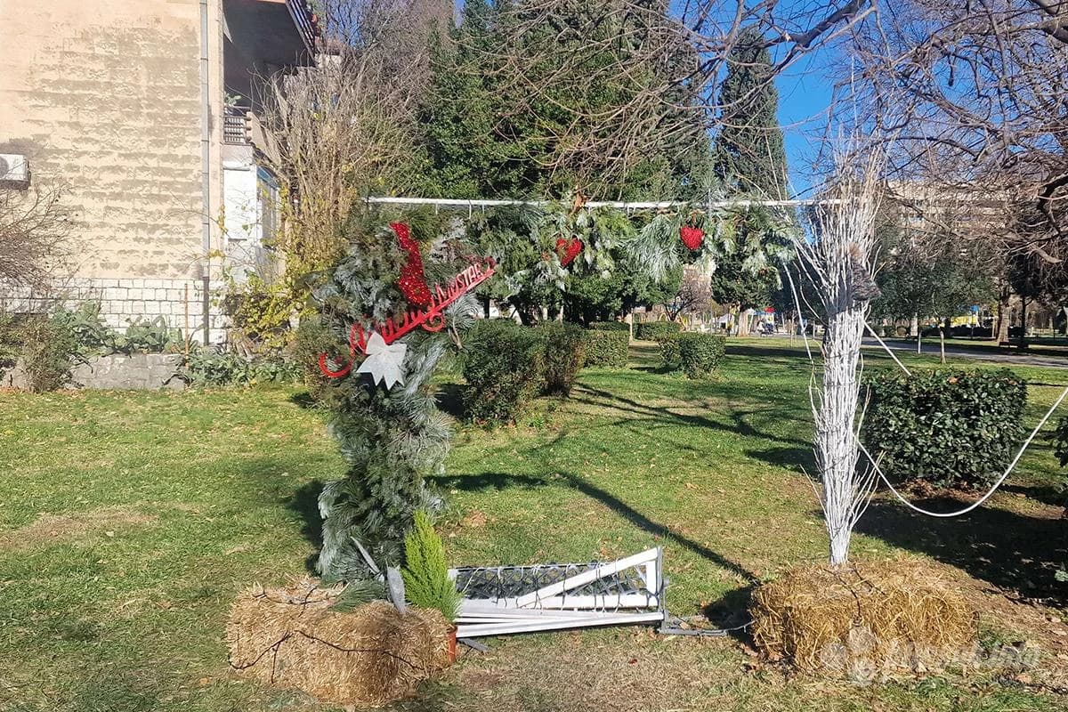 Jedan od najljepših kutaka na mostarskom Adventu uništen