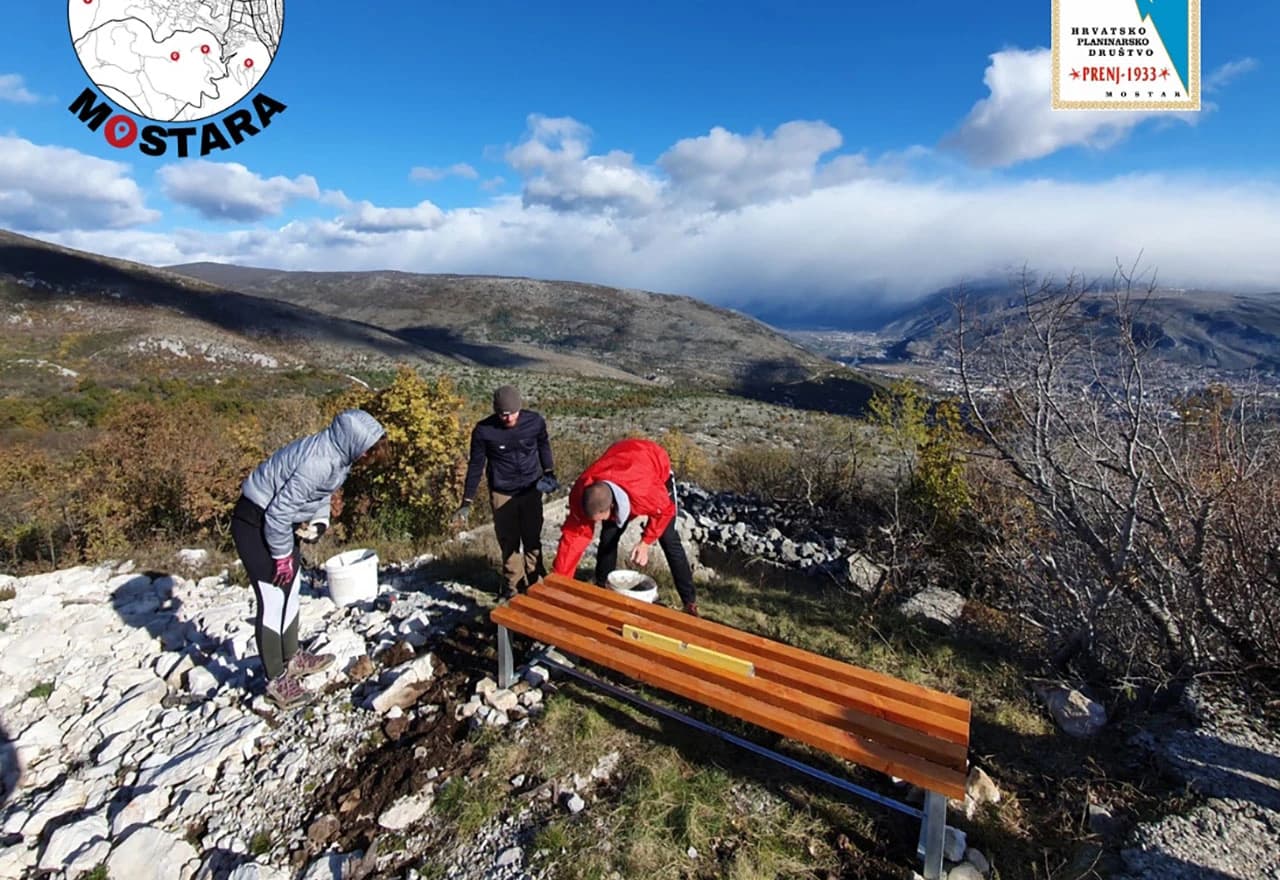 Postavljanje mobilijara, pošumljavanje i izlet srednjoškolaca