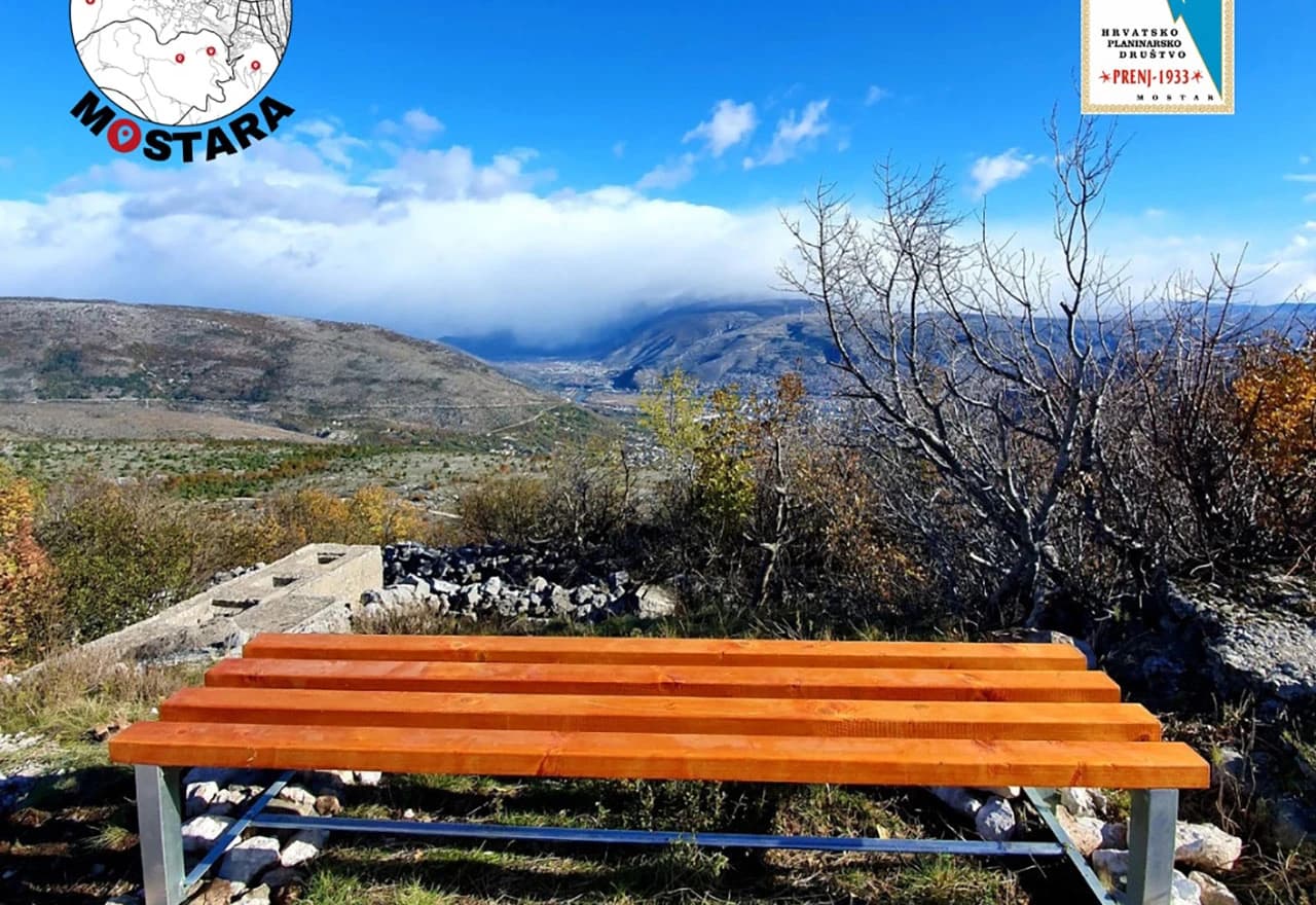 Postavljanje mobilijara, pošumljavanje i izlet srednjoškolaca