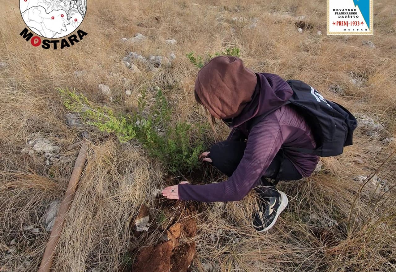 Postavljanje mobilijara, pošumljavanje i izlet srednjoškolaca