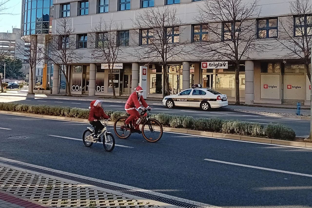 Tradicionalna biciklijada Djeda Mrazova ulicama Mostara