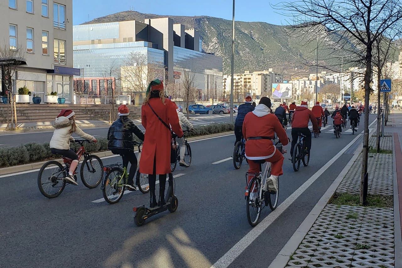 Tradicionalna biciklijada Djeda Mrazova ulicama Mostara