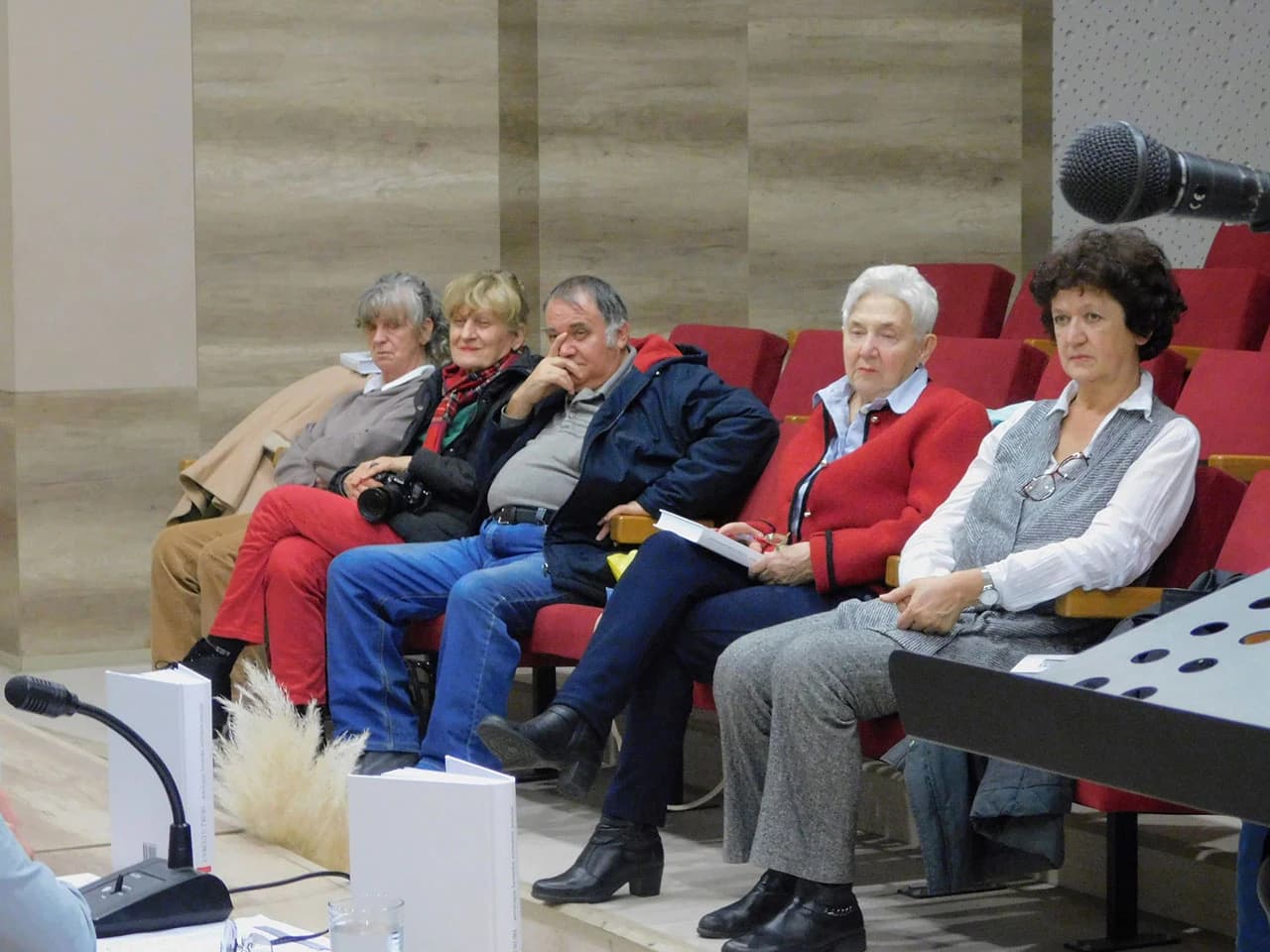 Predstavljena antologija hrvatske antiratne poezije Cvrčci u trubi