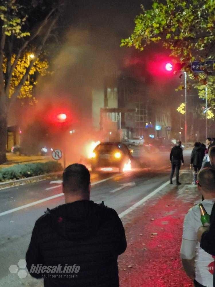  Na ulici planuo automobil, intervenirali vatrogasci