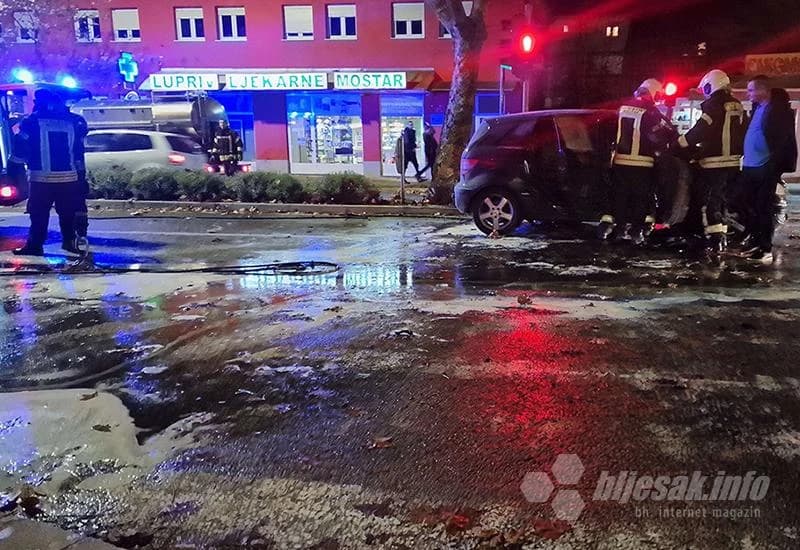 Na ulici planuo automobil