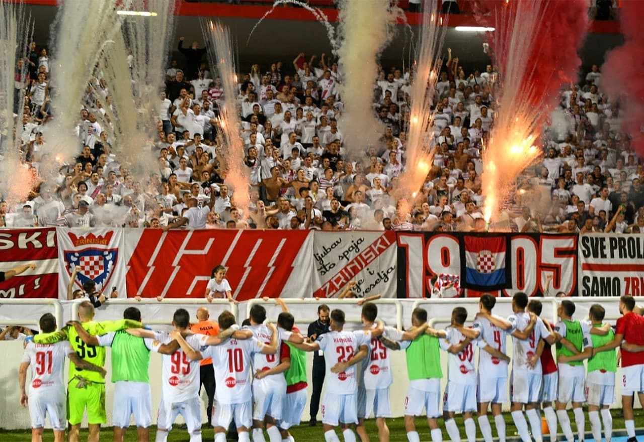 Igrači HŠK Zrinjski slave s mostarskim Ultrasima