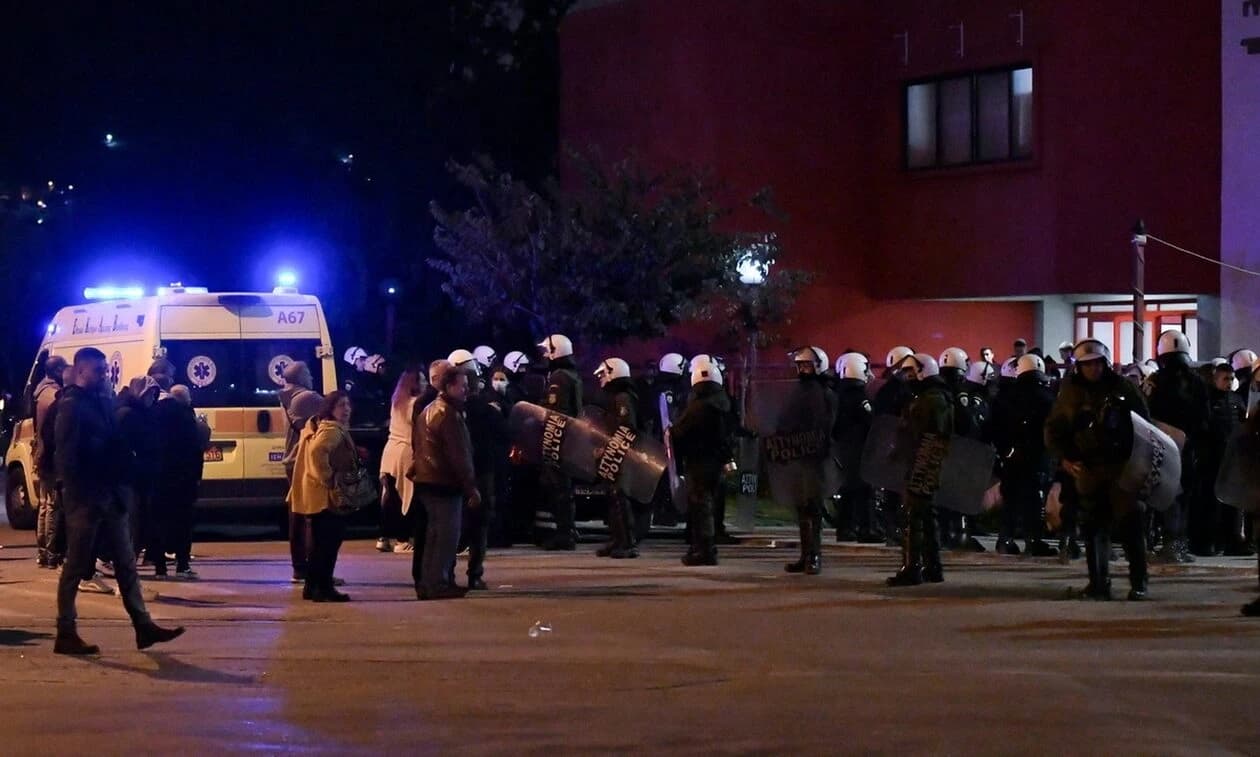 Neredi ispred dvorane 