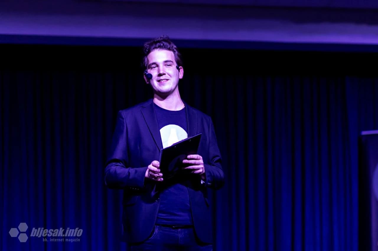 Tribina za mlade "Nova godina, stari ja"