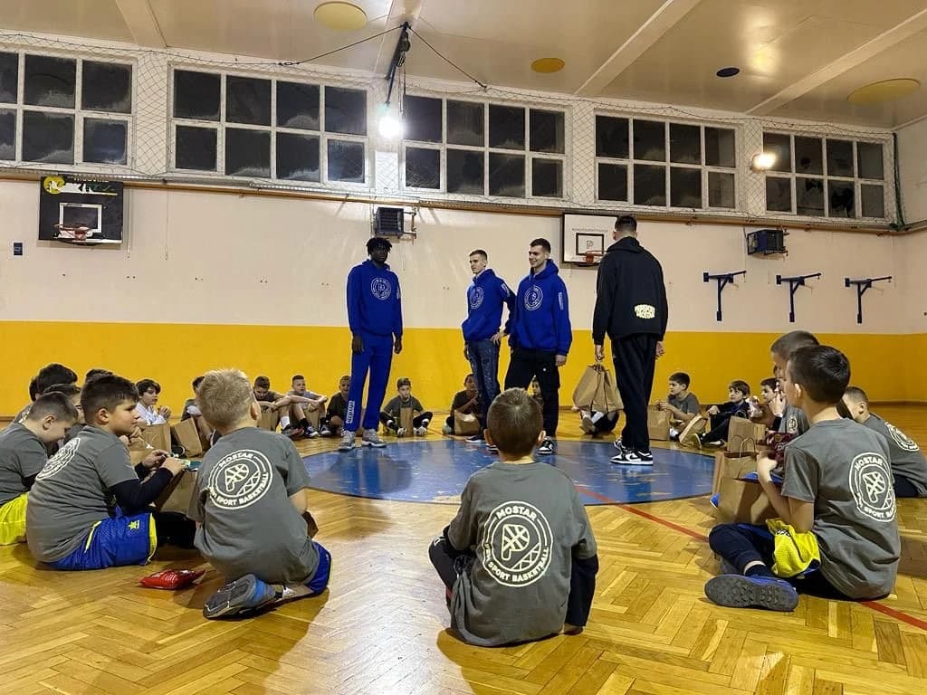 Seniori i najmlađi polaznici  škole 