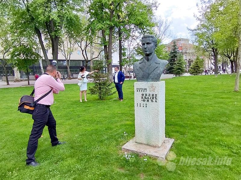 Mladoženja, mlada, fotograf i Fićo