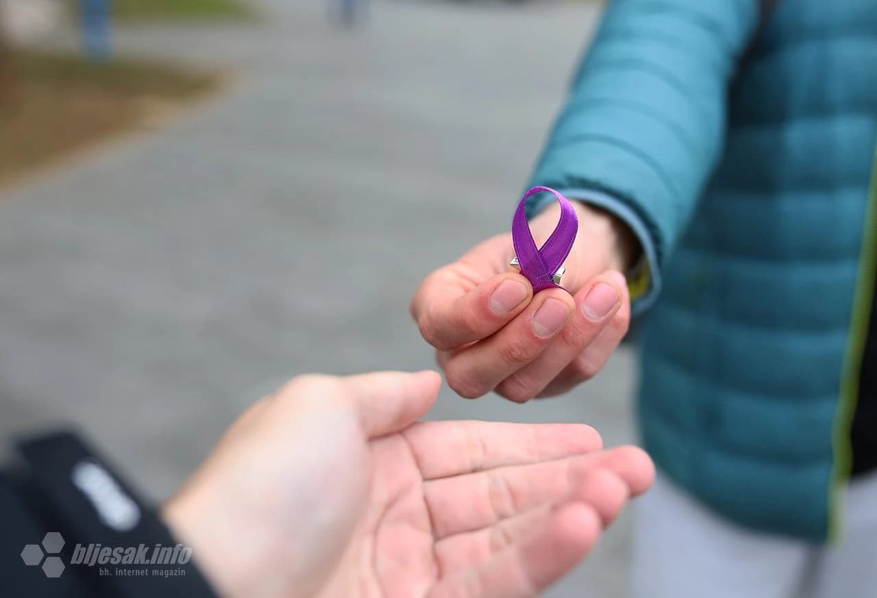 Mostarski studenti građanima dijelili ljubičaste vrpce i naljepnice 