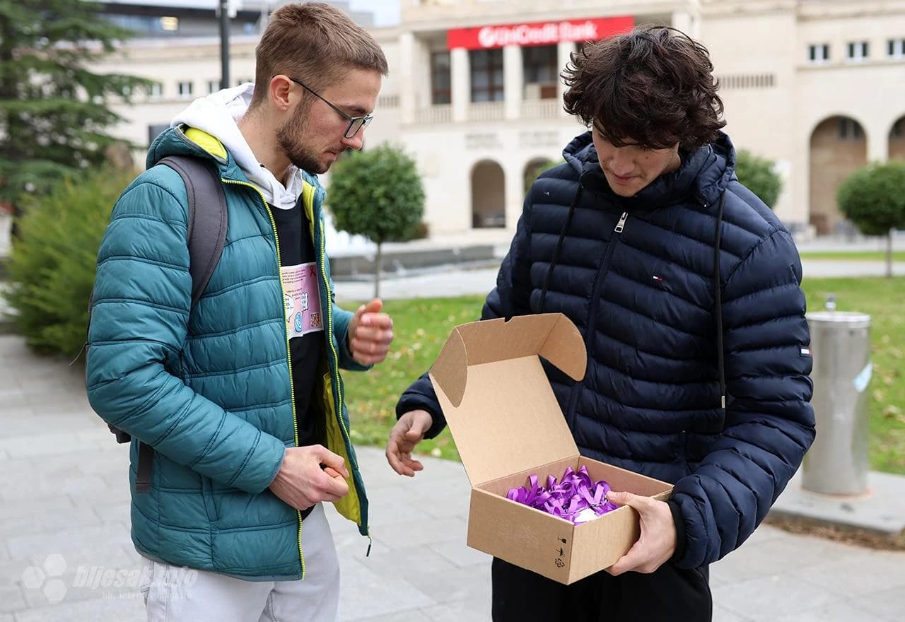 Mostarski studenti građanima dijelili ljubičaste vrpce i naljepnice 