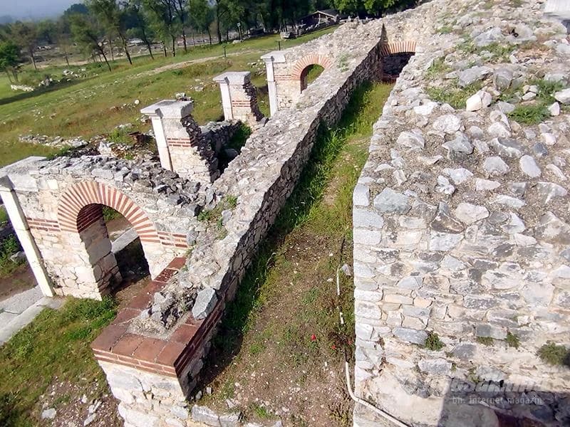 …ispod niza lukova