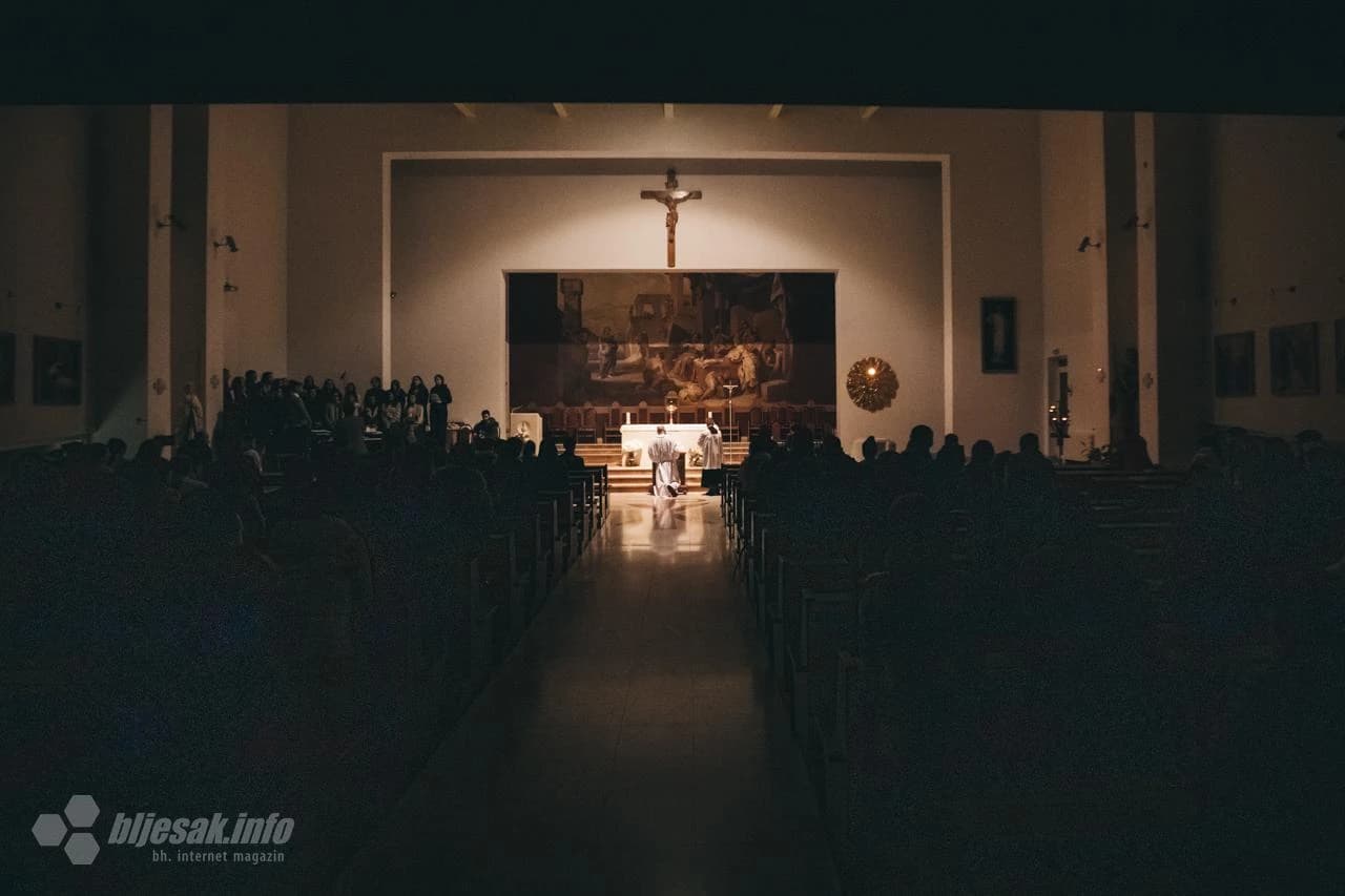 Mladi u Mostaru klanjali pred Presvetim oltarskim sakramentom