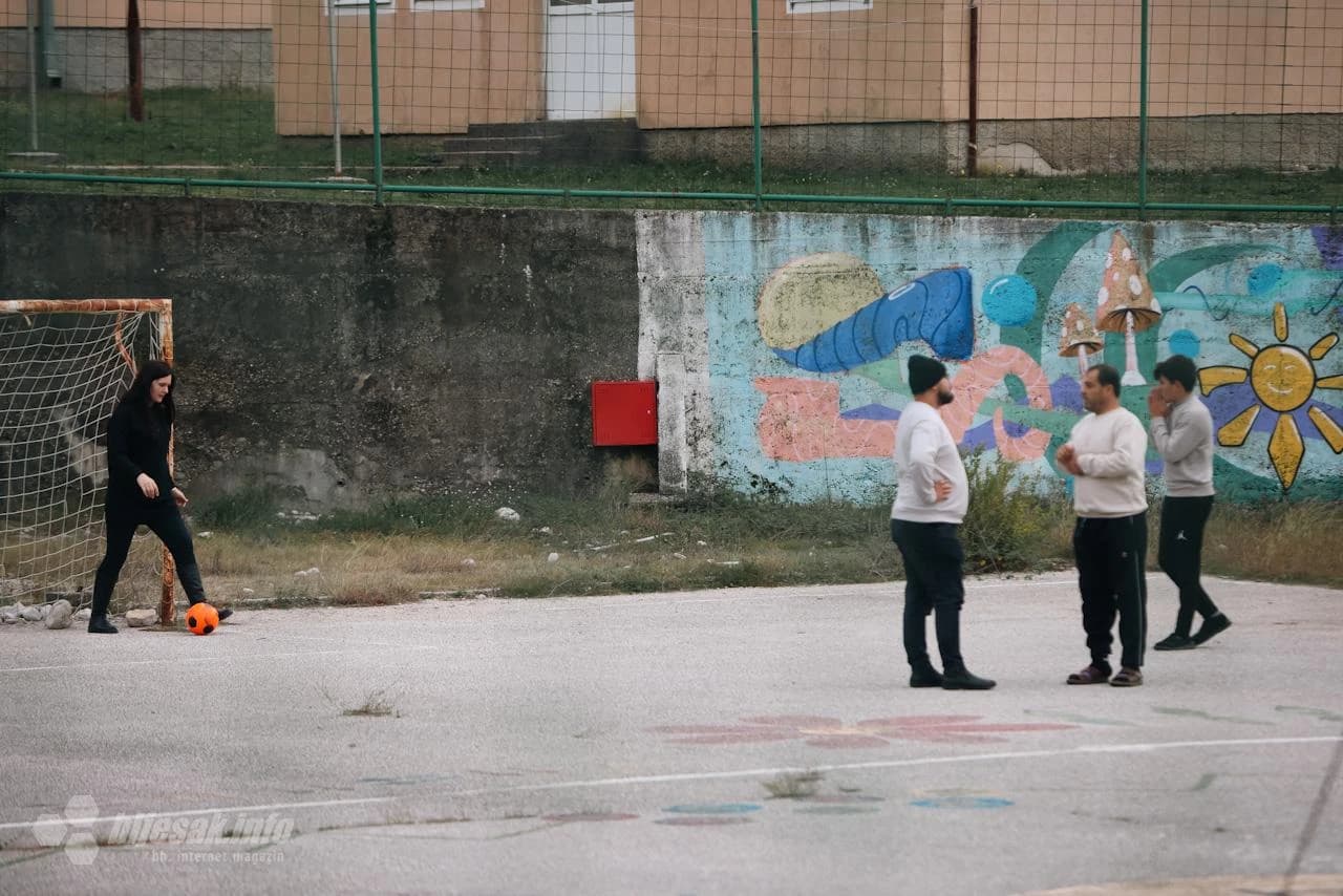 Evakuirane obitelji iz Gaze u prihvatnom centru Salakovac