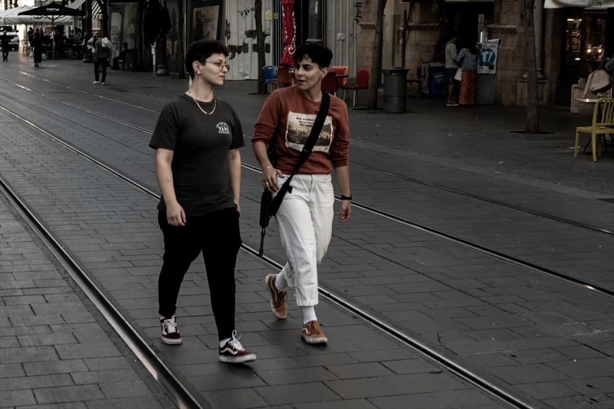 Osim u šetnju, Izraelci naoružani idu i u kupovinu, kao i u kafiće