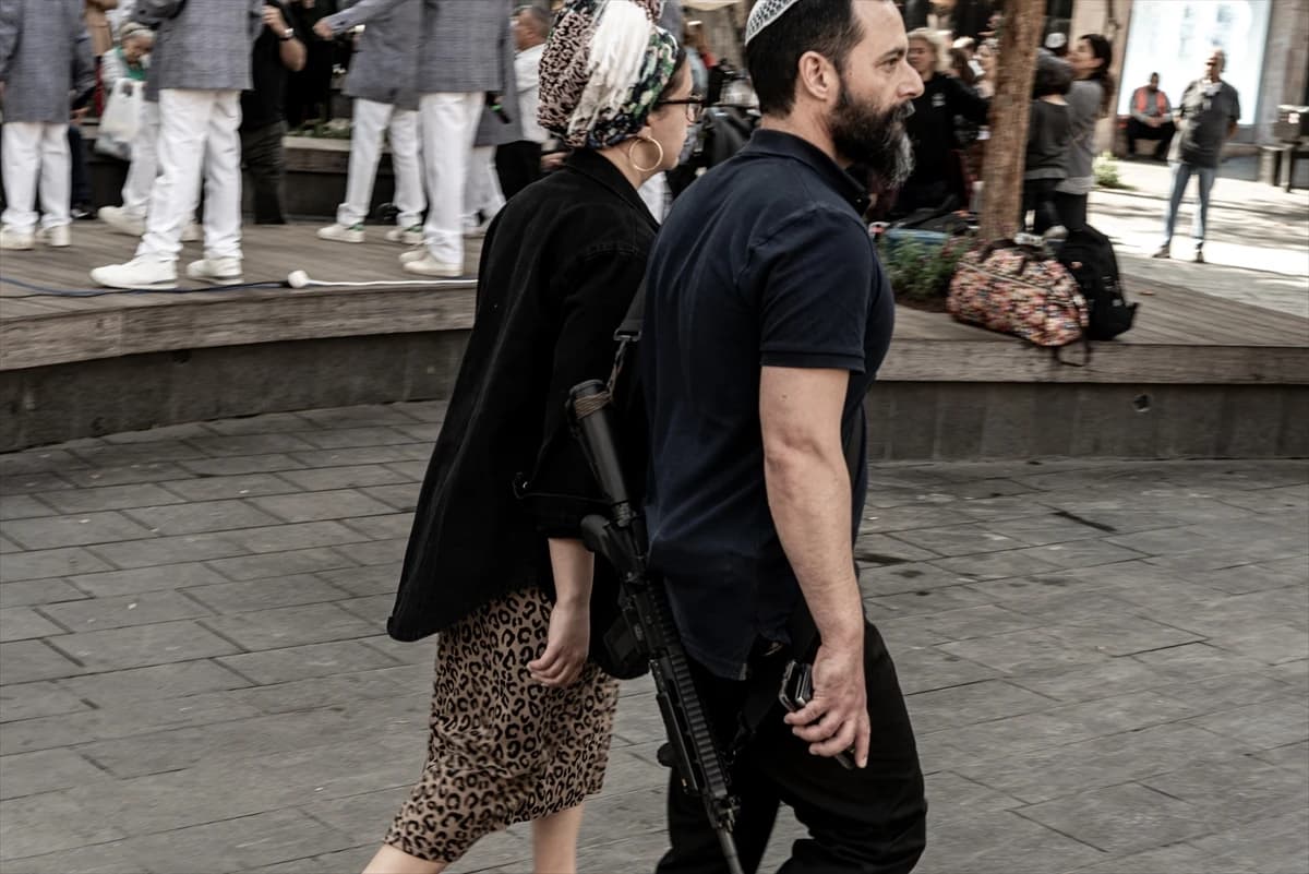 Osim u šetnju, Izraelci naoružani idu i u kupovinu, kao i u kafiće