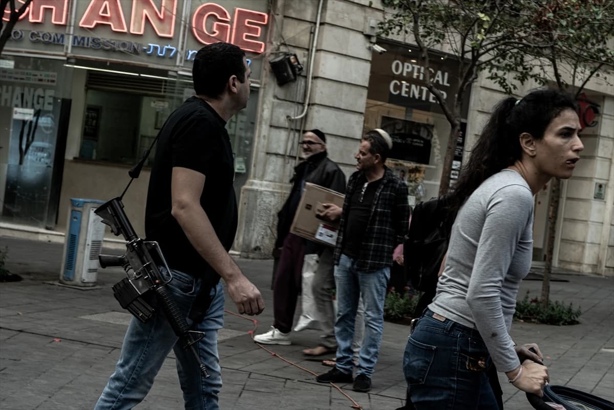 Osim u šetnju, Izraelci naoružani idu i u kupovinu, kao i u kafiće