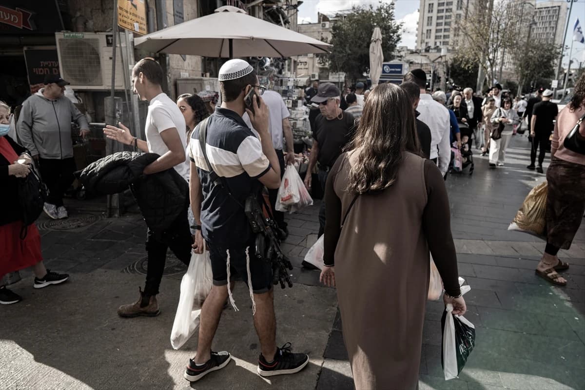 Osim u šetnju, Izraelci naoružani idu i u kupovinu, kao i u kafiće