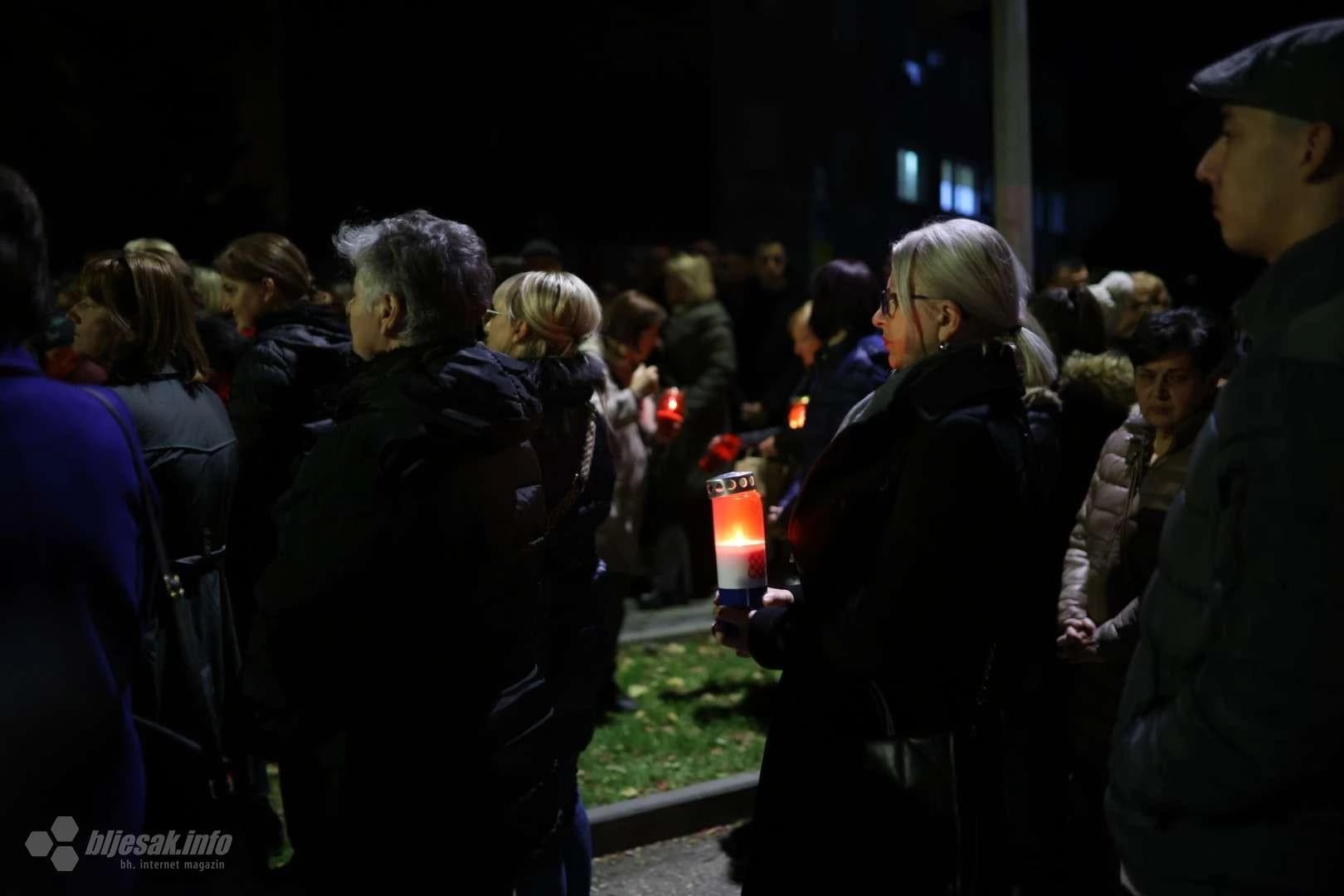 Paljenje svijeća u Vukovarskoj ulici u Mostaru u znak sjećanja na žrtve Vukovara