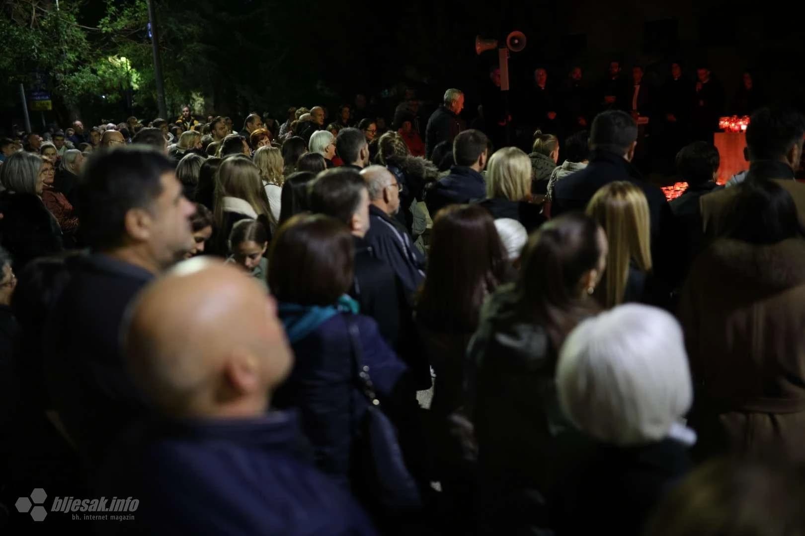 Paljenje svijeća u Vukovarskoj ulici u Mostaru u znak sjećanja na žrtve Vukovara