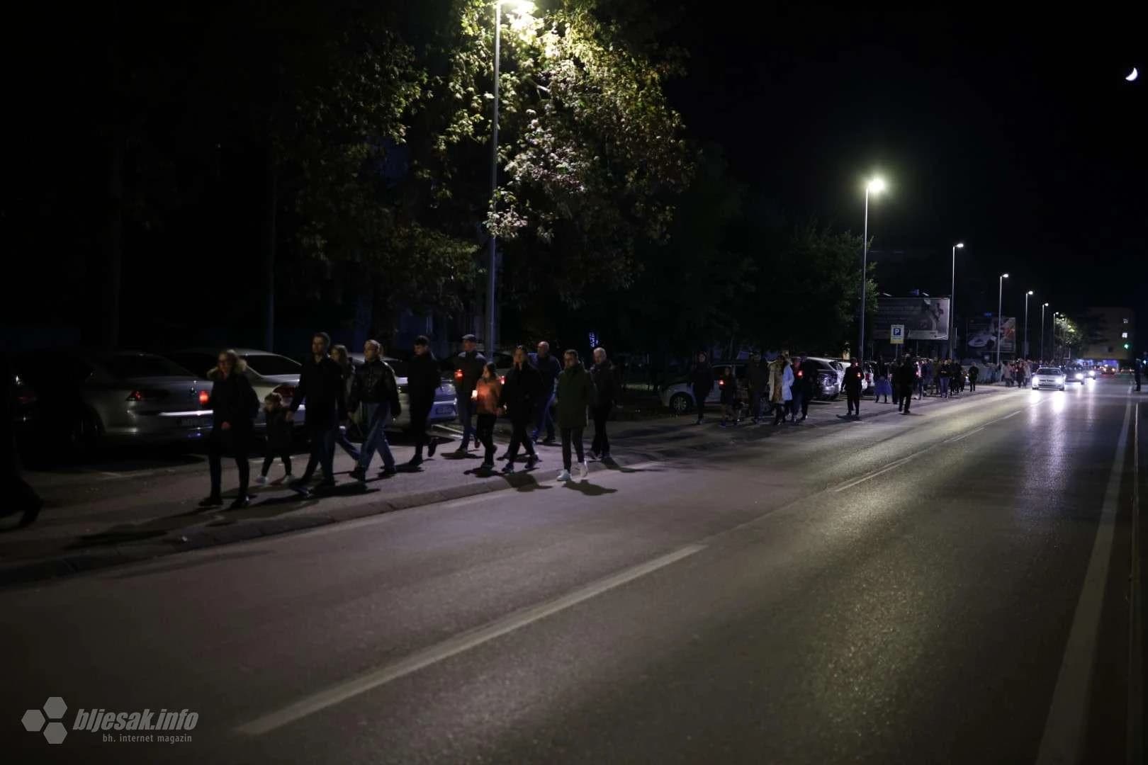 Paljenje svijeća u Vukovarskoj ulici u Mostaru u znak sjećanja na žrtve Vukovara