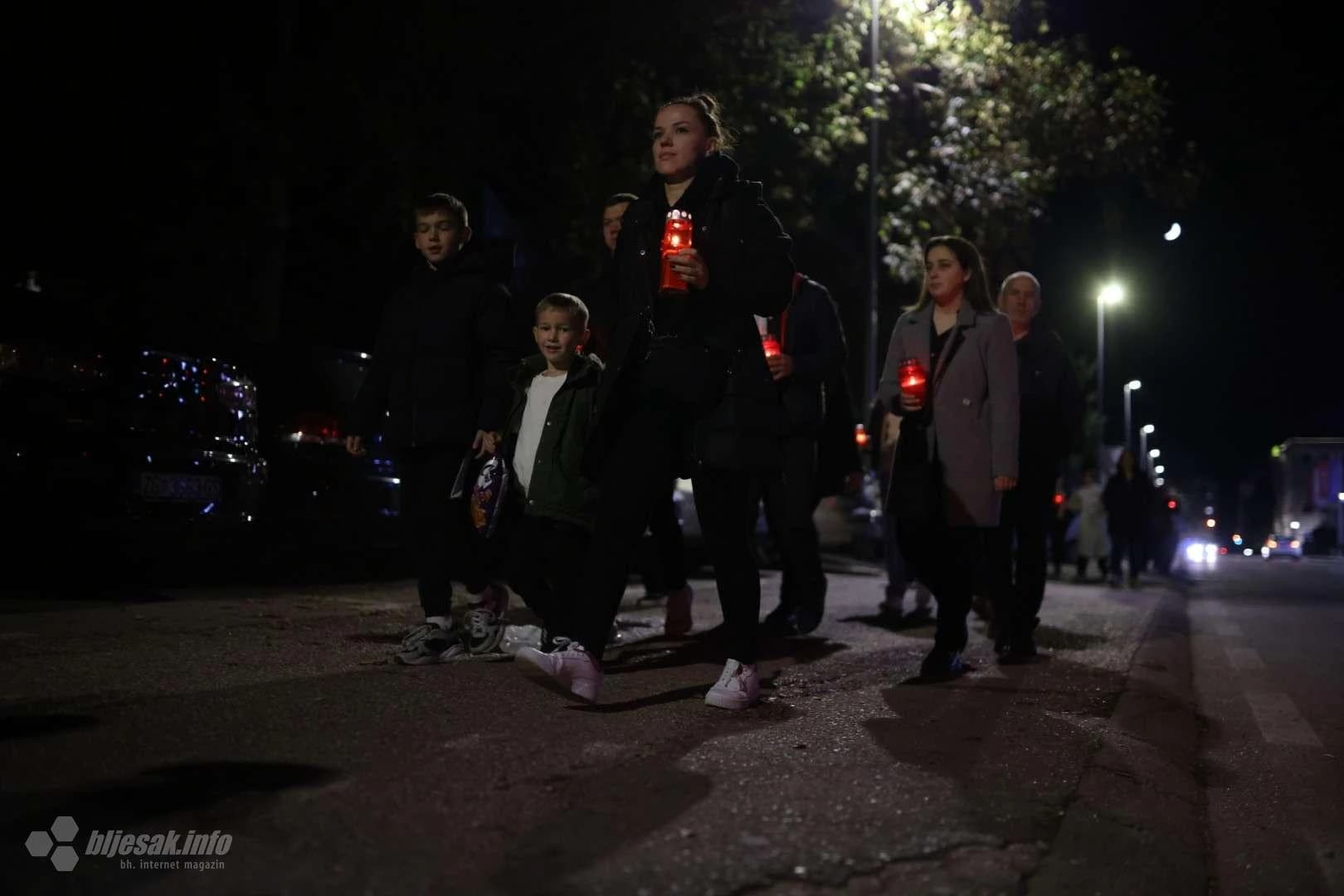 Paljenje svijeća u Vukovarskoj ulici u Mostaru u znak sjećanja na žrtve Vukovara