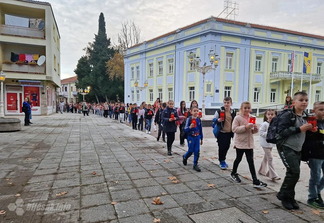 Kolonom sjećanja i paljenjem svijeća odana počast žrtvama Vukovara