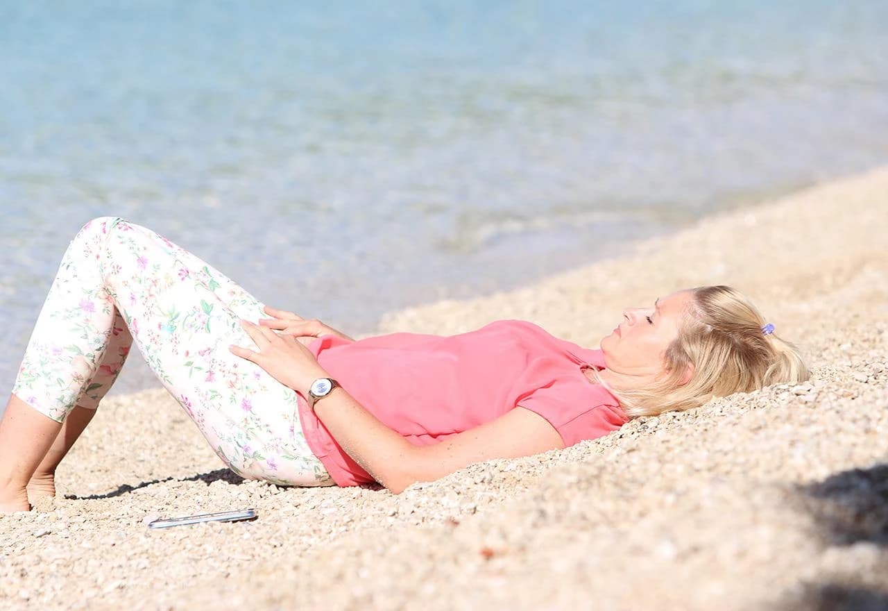 Makarska je puna turista i u zadnjim danima listopada. Visoke temperature i mirno toplo more i dalje privlače kupače.