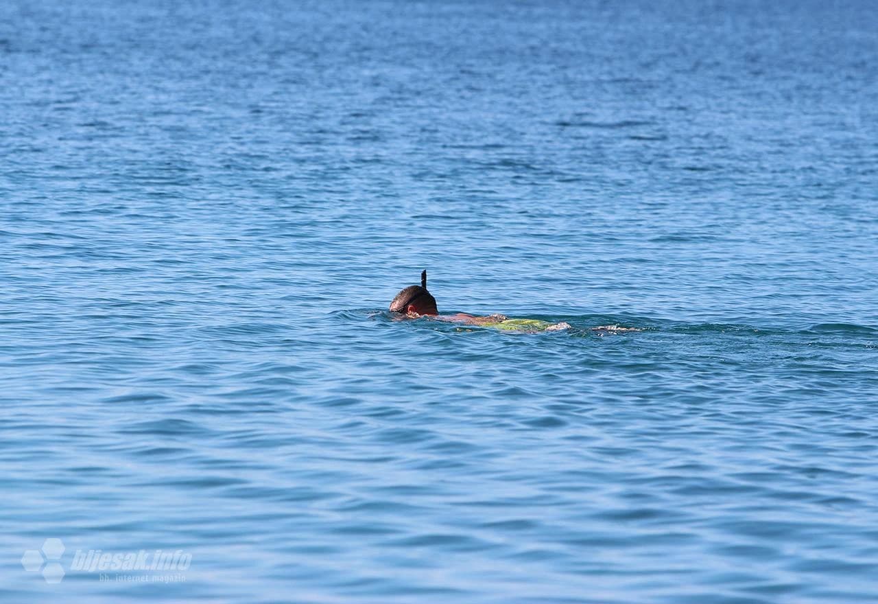 Makarska je puna turista i u zadnjim danima listopada. Visoke temperature i mirno toplo more i dalje privlače kupače.