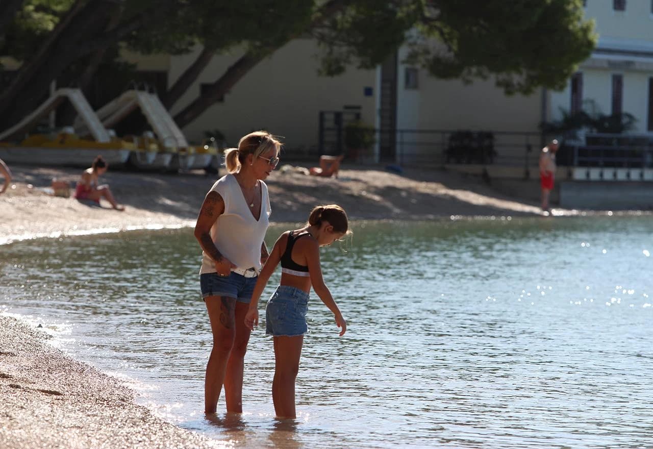 Makarska je puna turista i u zadnjim danima listopada. Visoke temperature i mirno toplo more i dalje privlače kupače.
