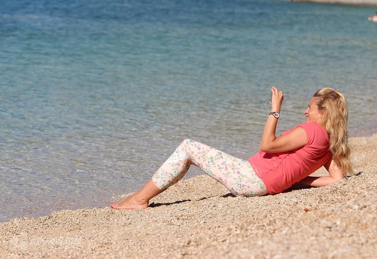 Makarska je puna turista i u zadnjim danima listopada. Visoke temperature i mirno toplo more i dalje privlače kupače.