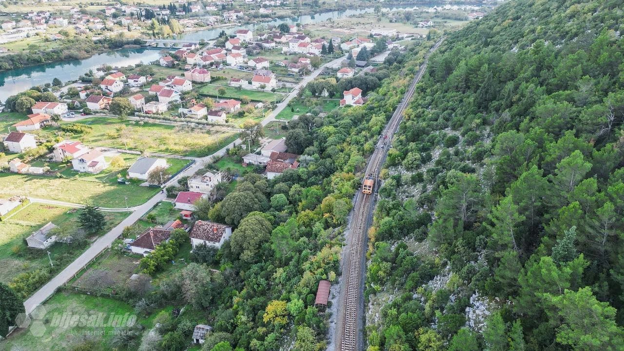 Odron je oštetio tračnice tijekom nedjelje, zbog čega se prometovalo usporeno