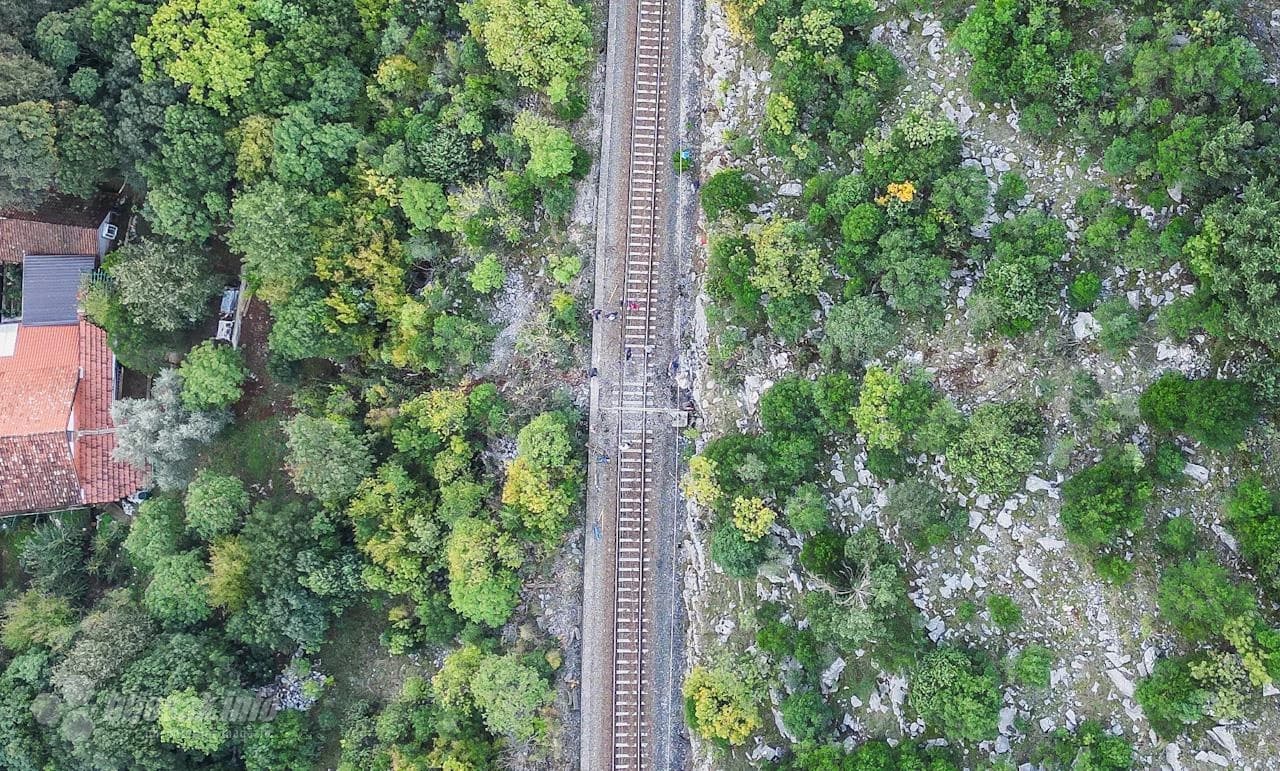 Odron je oštetio tračnice tijekom nedjelje, zbog čega se prometovalo usporeno