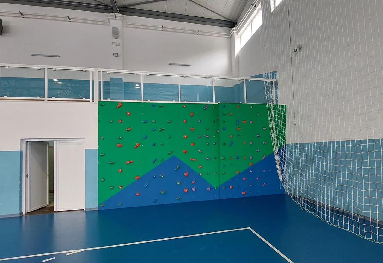 Vještačka stijena za penjanje u Osnovnoj školi Gnojnice