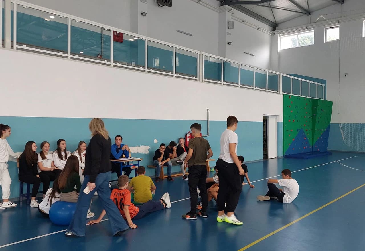 Vještačka stijena za penjanje u Osnovnoj školi Gnojnice