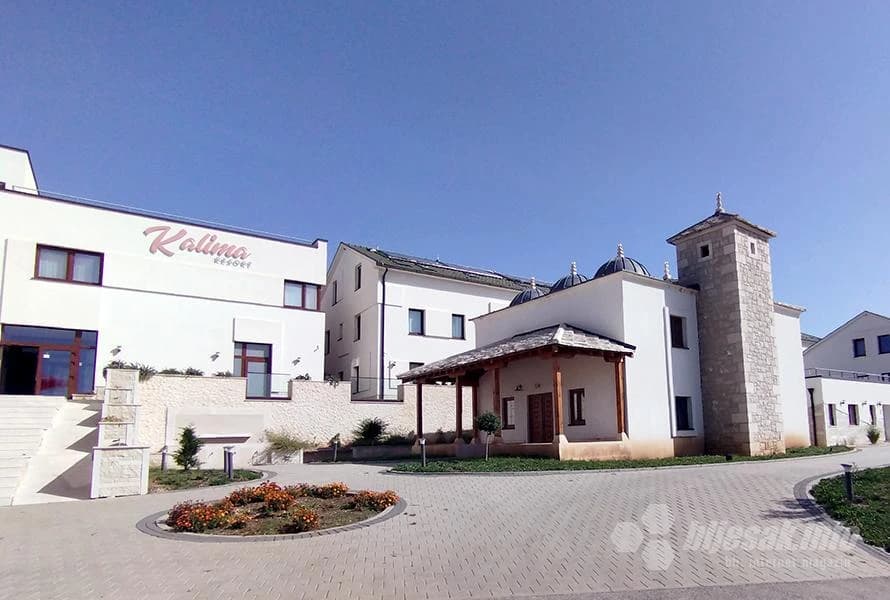 …hotel i džamija…