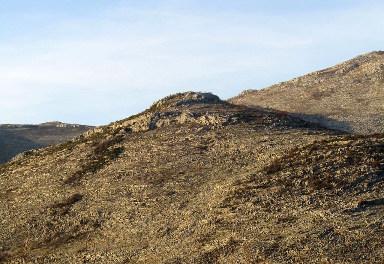 Pogled na Ilirske kamene oči i planinu Žabu