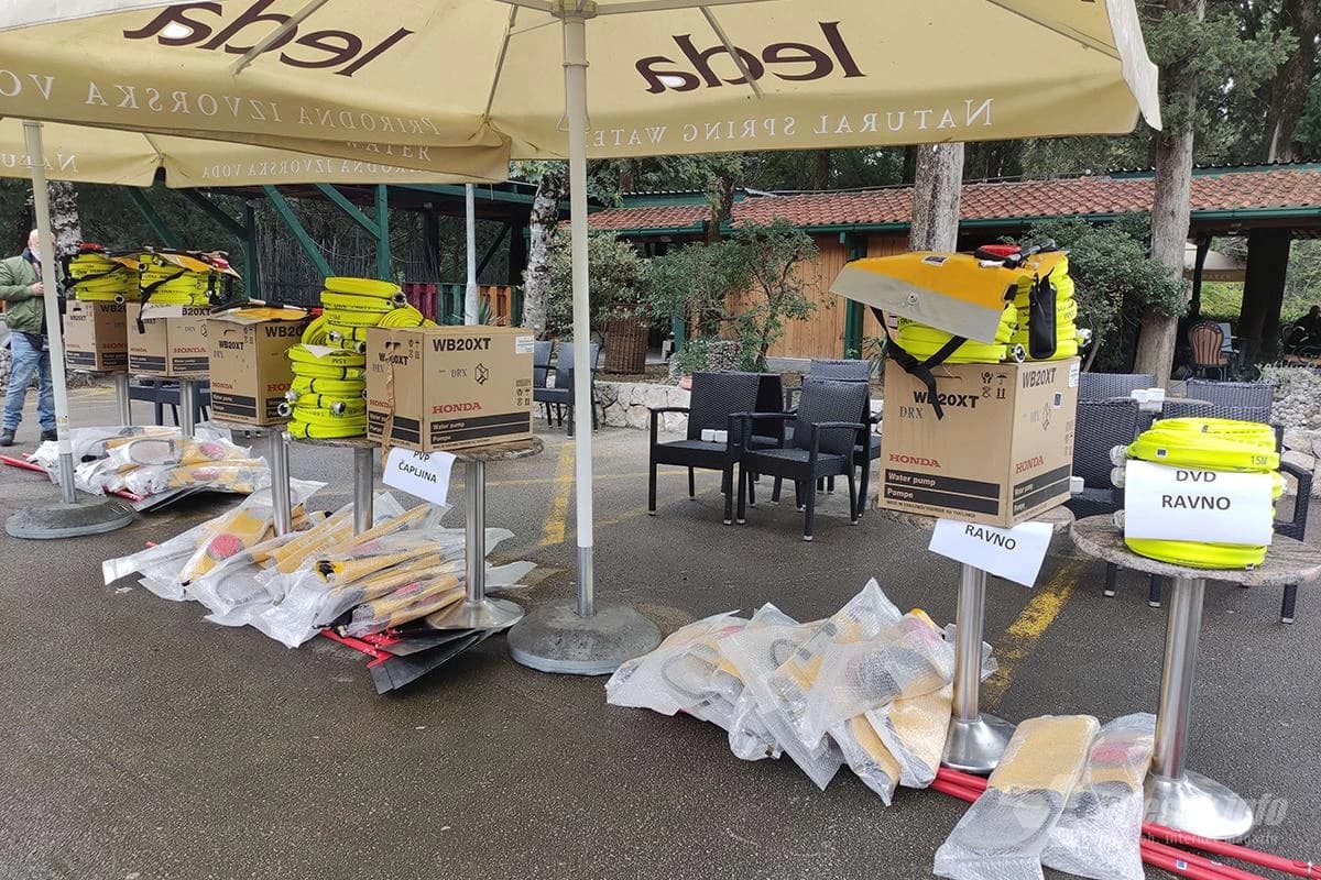  Vatrogascima uručena specijalizirana oprema za gašenje požara