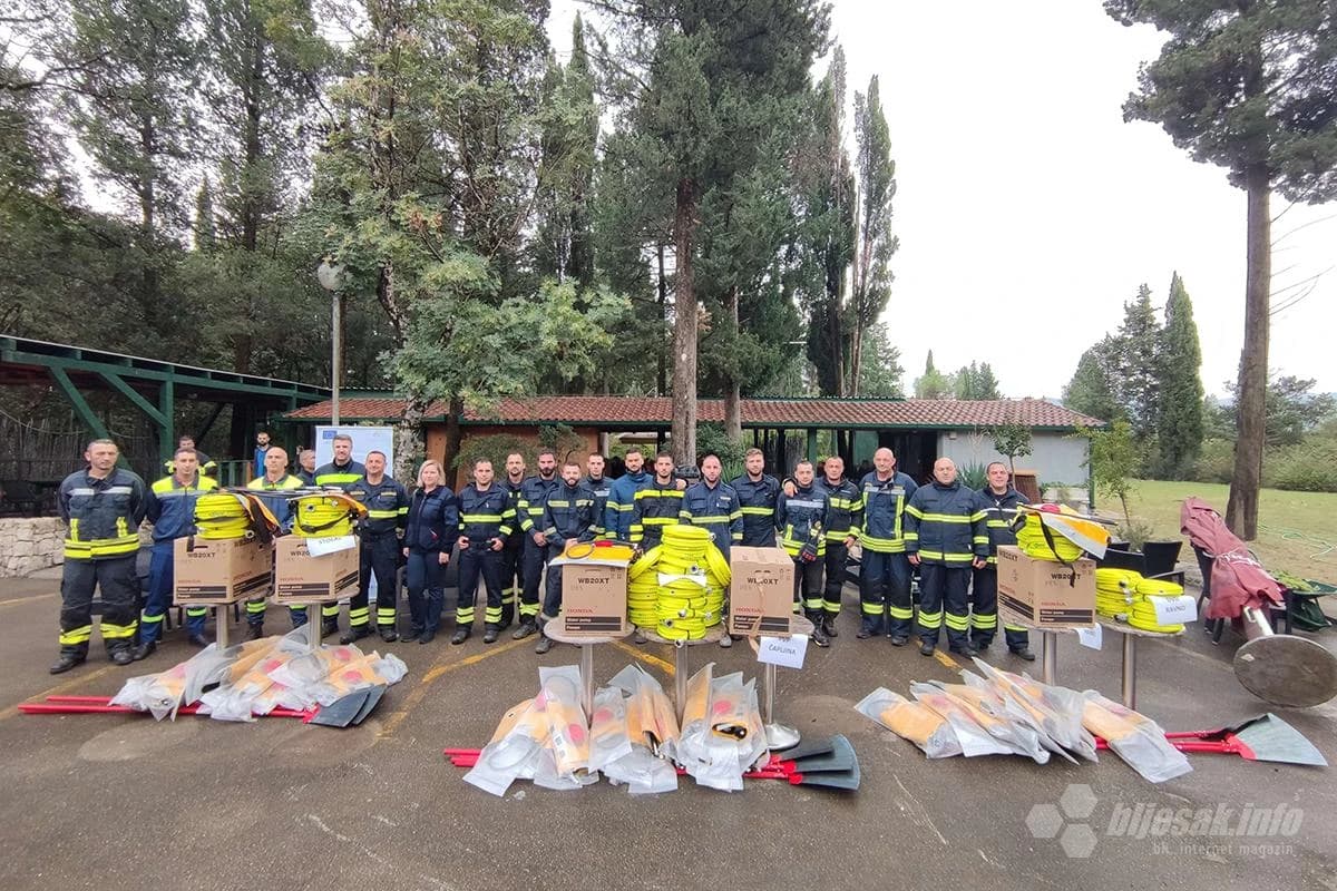  Vatrogascima uručena specijalizirana oprema za gašenje požara