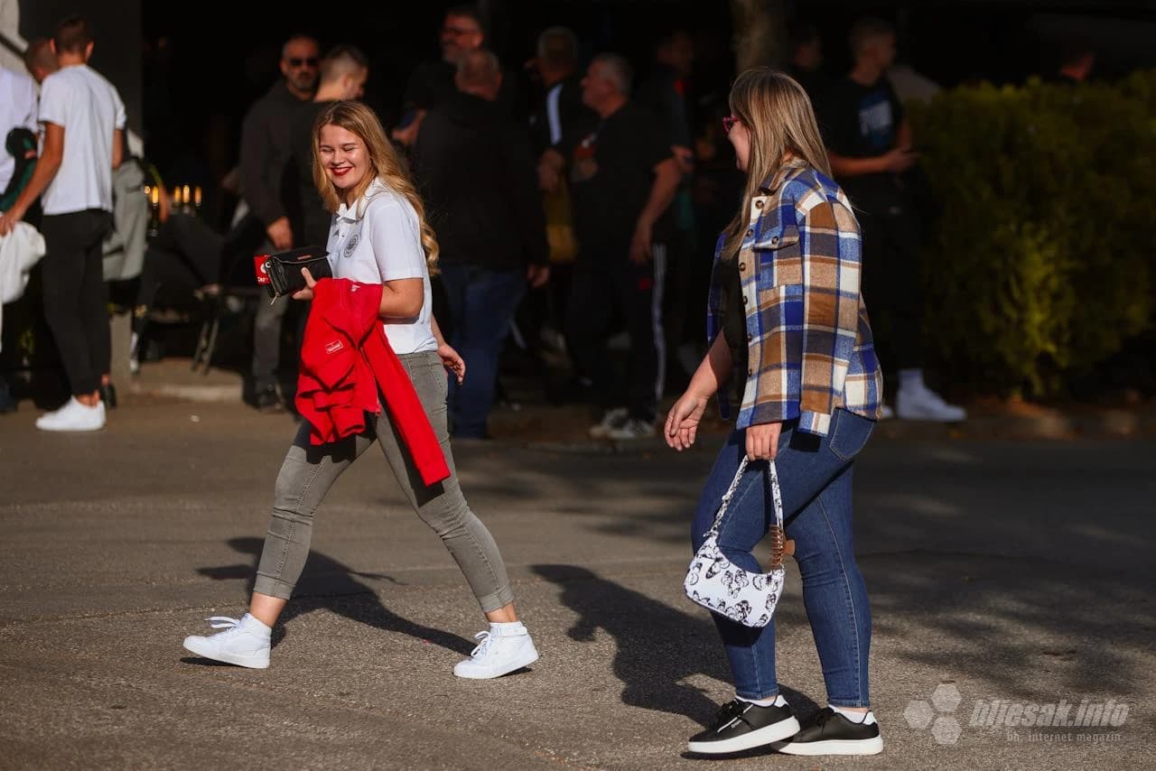 Navijači pristižu na mostarski derbi