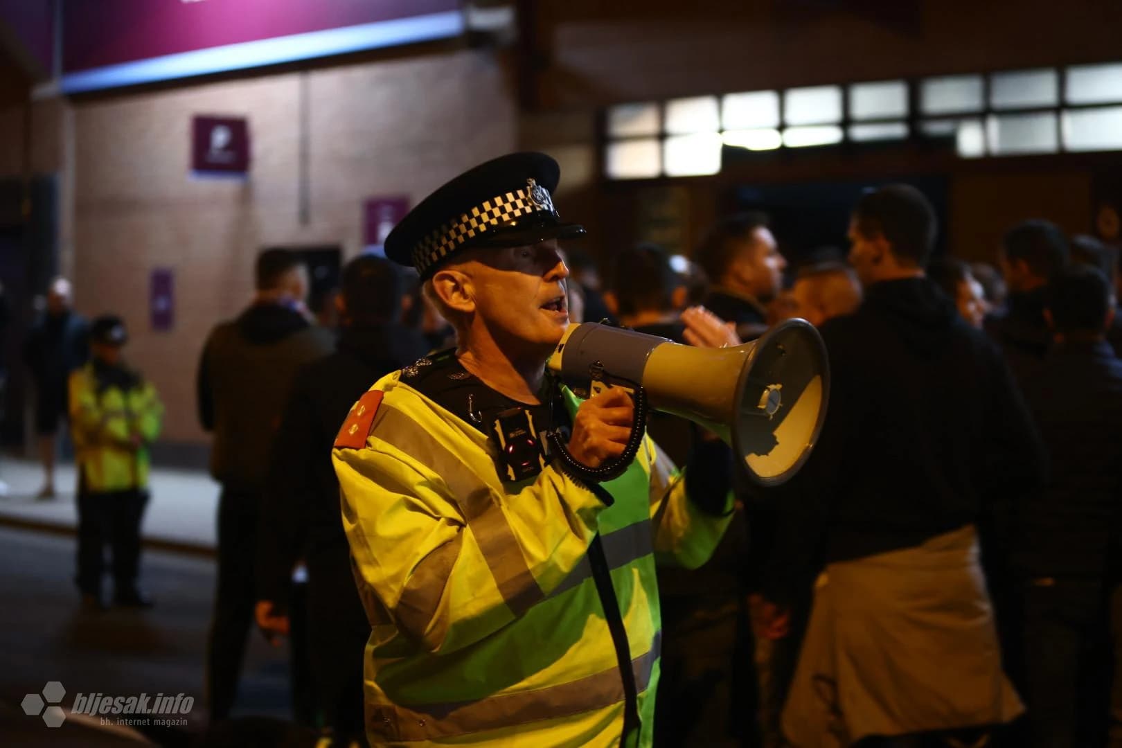 Rijeka navijača slijeva se u Park Villu