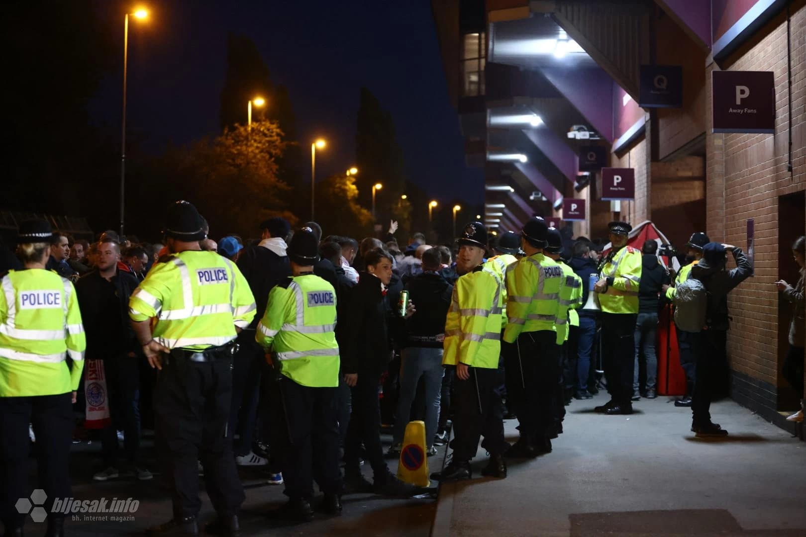 Rijeka navijača slijeva se u Park Villu